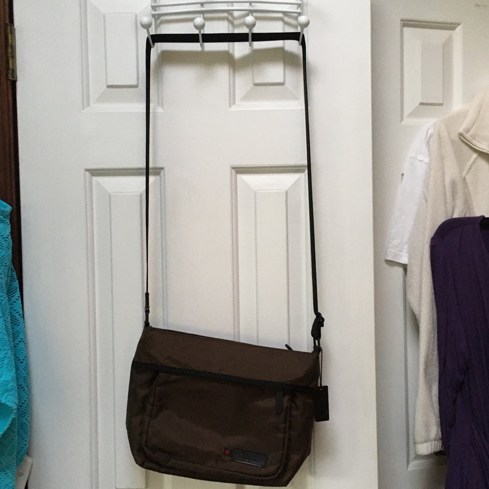KennethCole Reaction crossbody bag. Lightweight brown nylon w/blk webbed strap. - Picture 2 of 4
